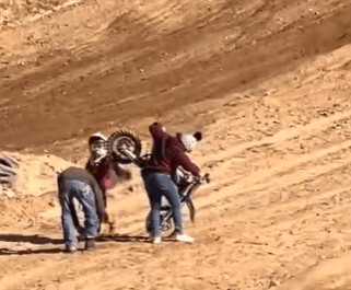 ¡Mamá al rescate! Arregló la moto de su hijo en plena competencia