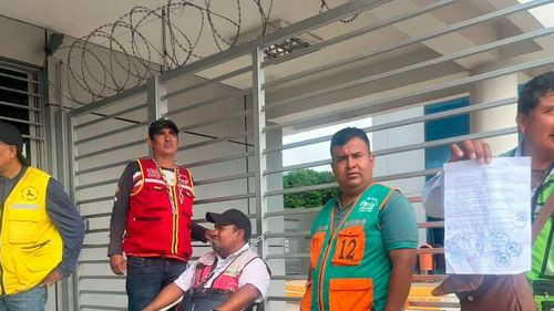 Mototaxistas se encadenan en YPFB exigiendo resarcimiento por daños de la "gasolina desestabilizada"