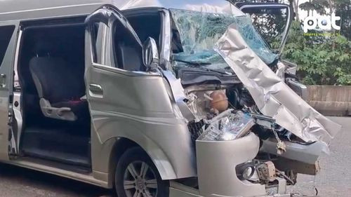 Minibús choca contra camión estacionado en la ruta nueva Cochabamba – Santa Cruz