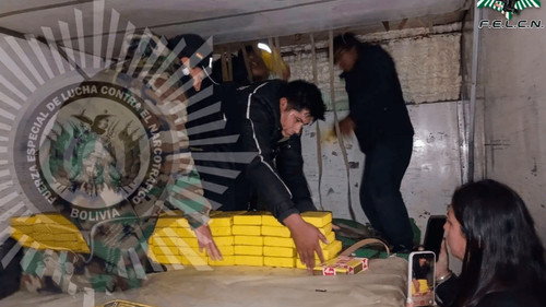 Felcn secuestra 360 paquetes de cocaína ocultos en un vehículo frigorífico