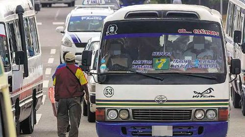 Joven lucha por su vida tras caer de un micro en movimiento al intentar evitar el robo de su celular