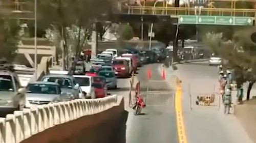 Caos vehicular por cierre de carril en la Costanera