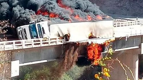 Tráiler en llamas sobre puente en Camargo pone en riesgo la estructura