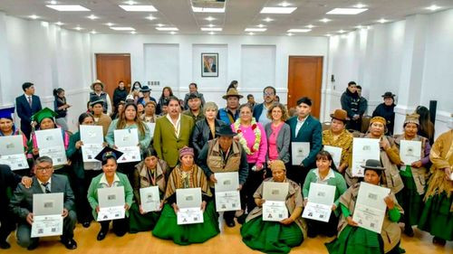 Salud entrega matrículas nacionales a 21 prestadores de medicina tradicional en La Paz
