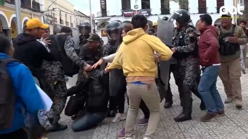 Vecinos se enfrentan en la plaza 14 de Septiembre por la ampliación de la mancha urbana