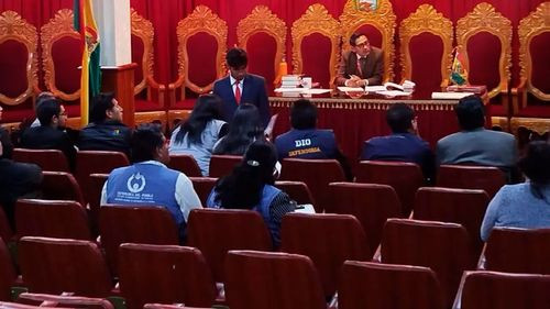 Justicia libera a vocalista y ordena detención domiciliaria para directora