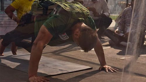 Rompe récord Guinness tras completar 847 flexiones con carga