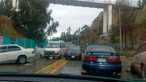 Dos accidentes múltiples dejan dos heridos además de daños materiales en La Paz
