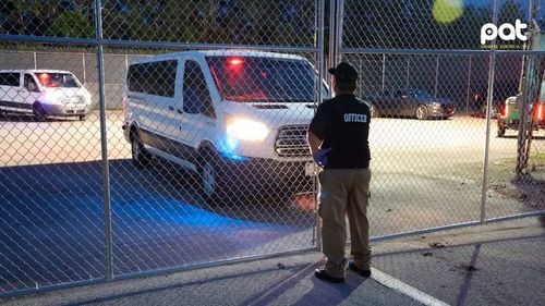 Primeros migrantes son llevados al polémico centro “Alligator Alcatraz” en Florida