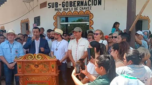 Camacho entrega equipos en la Chiquitanía mientras persisten seis incendios