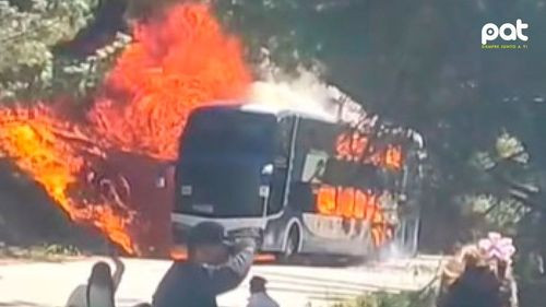 Bus que transportaba cadetes a la Parada Militar se incendia en la ruta a Sucre