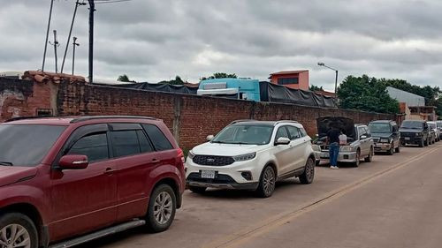 Filas por gasolina vuelven a crecer en Santa Cruz