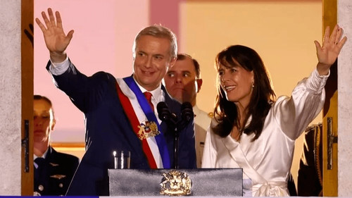 Kast firma decretos para construir barreras en la frontera con Bolivia