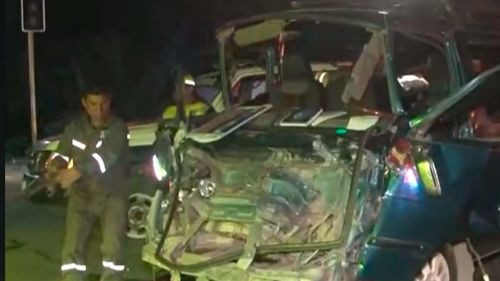 Chofer queda atrapado tras choque de minibús contra cisterna en Vinto