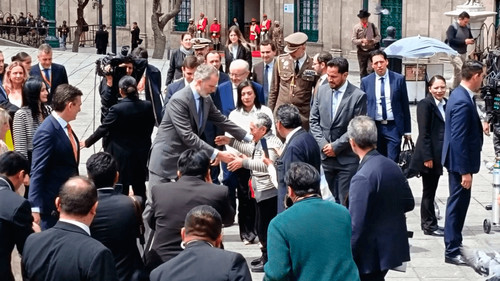 Rey de España rompe el protocolo y recorre a pie el centro político de Bolivia