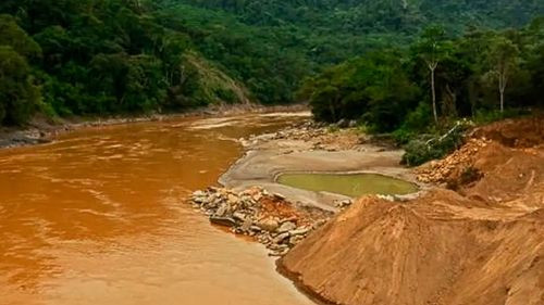 Mueren dos mineros chinos arrastrados por riada en La Paz