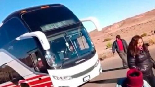 Choferes de Uyuni señalan que imágenes de bus emboscado fueron generadas con IA