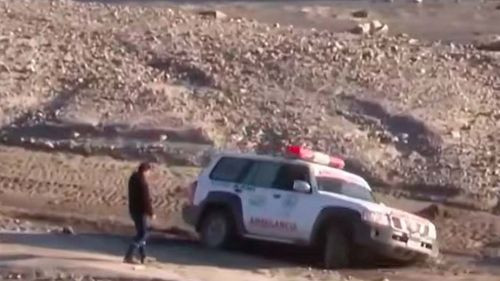 Ambulancia queda atrapada en el lodo en Parotani al intentar evadir bloqueo en Cochabamba