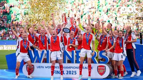 Arsenal femenino recibe premio al mejor equipo de la temporada en la gala del Balón de Oro 2025