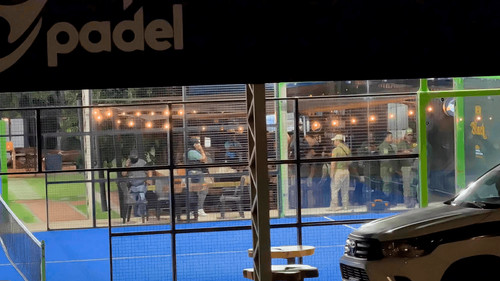 Balacera en el Urubó deja una vagoneta de lujo acribillada y sin rastro del ocupante