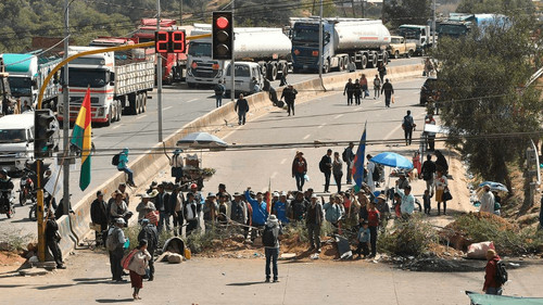 Conflictos sociales generan 18 bloqueos en carreteras este jueves