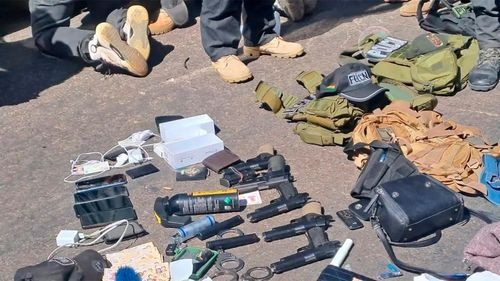 Siete aprehendidos con armas y ropa policial cerca de bloqueos en Parotani