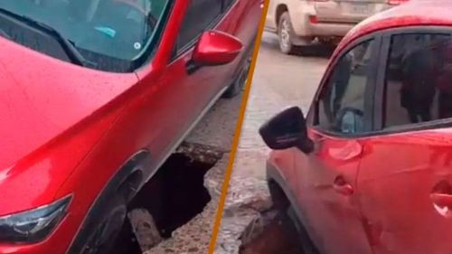 Hundimiento de capa asfáltica deja un vehículo colgando en la avenida Escuadrón Velasco