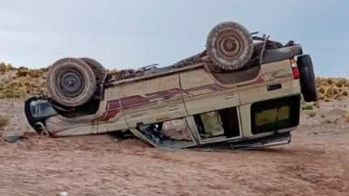 Vehículo vuelca cerca de planta de YLB en Uyuni y deja tres heridos