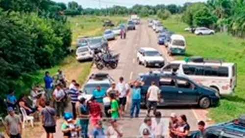 Vecinos denuncian bloqueo de trufis a micros en ingreso a Paurito