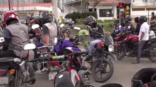 Santa Cruz: Mototaxistas bloquean en protesta por presuntos daños causados por gasolina de mala calidad