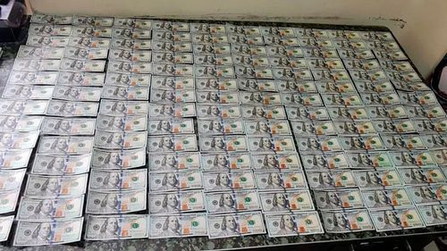 Hallan 100 mil dólares falsos en poder de extranjera en Cochabamba