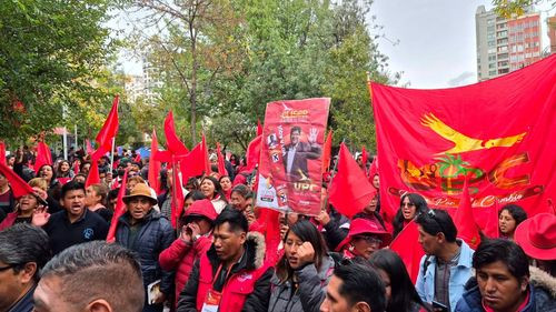 Candidato a la Alcaldía de El Alto denuncia inhabilitación y militantes bloquean ingreso al TSE