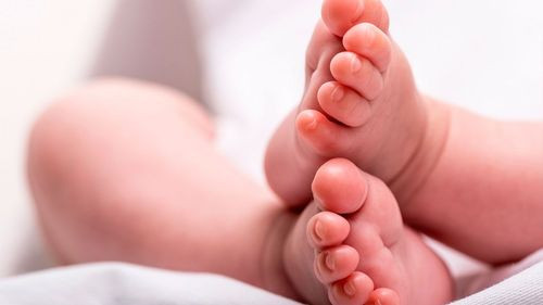 Mujer halla mellizos abandonados en El Alto además busca adoptarlos