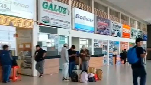 La Paz normaliza salidas de buses a Cochabamba Santa Cruz tras bloqueos en Parotani