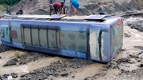 Bus vuelca al intentar cruzar un río en los Yungas y deja varios heridos