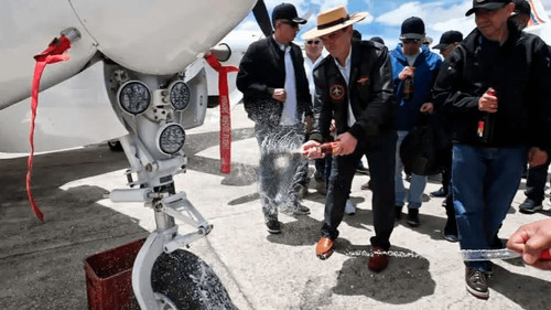 Presidente Paz realiza la tradicional ch’alla al avión presidencial y vehículos oficiales por Carnaval