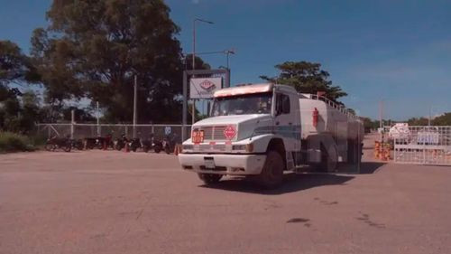 Cisternas salen de la refinería de Palmasola para abastecer surtidores en Santa Cruz