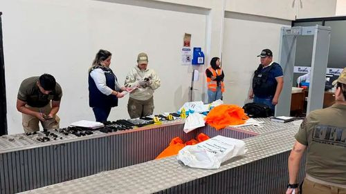 Emiten orden de aprehensión para el joven de 19 años que llegó a Viru Viru con armas de guerra