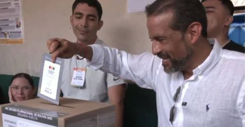 Camacho vota en Santa Cruz y asegura que se está “enterrando al masismo”