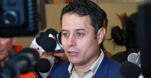 Edman Lara vota en Santa Cruz y expresa su fé en la voluntad de Dios