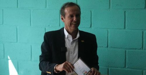 Jorge “Tuto” Quiroga emite su voto en La Paz