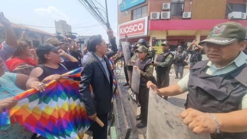 Bloque del MAS marchó hasta el TED, exigen respetar el congreso en Lauca Ñ