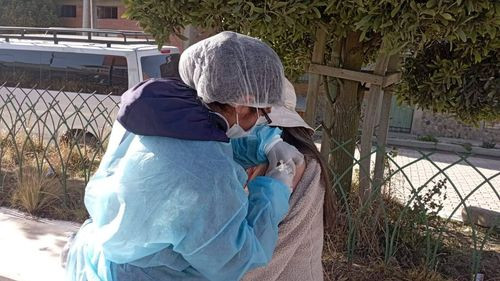 Brigadas móviles recorren colegios, plazas y mercados para aplicar las dosis contra influenza y covid