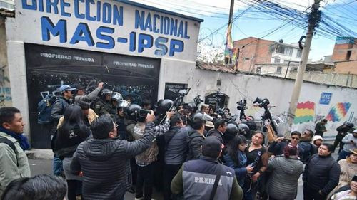 En medio de tensiones, seguidores de Evo Morales recobran la sede del MAS en La Paz