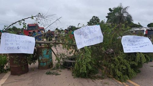 Transportistas de El Puente bloquean la carretera en demanda de combustible