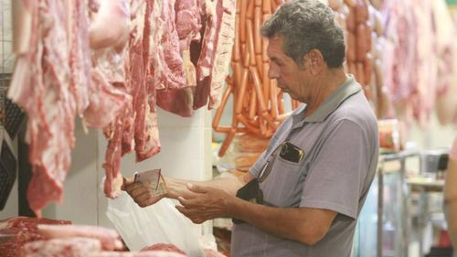 Los cruceños van frustrados al mercado; comer un churrasco está más difícil