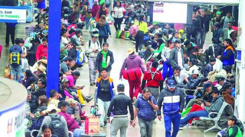 Viajeros permanecen en las terminales y hay más 400 escuelas en la virtualidad