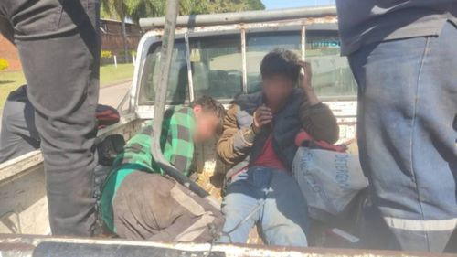 ¡Encontrados infraganti!: Vecinos detienen a dos delincuentes robando cables de viaducto