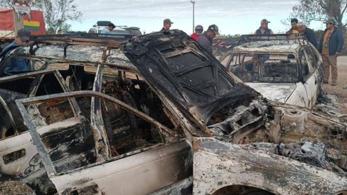 Vecinos capturan a cinco personas acusadas de abigeato y les prenden fuego a dos vehículos