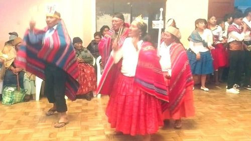 Adultos mayores y universitarios de la UPEA comparten saberes, cuentos y bailes en un encuentro intergeneracional